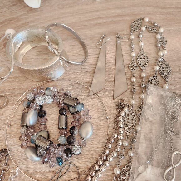 Silver Tone Jewelry Lot: Necklaces, Earrings, Bracelets & Rings All Silver Tone! - Picture 7 of 8